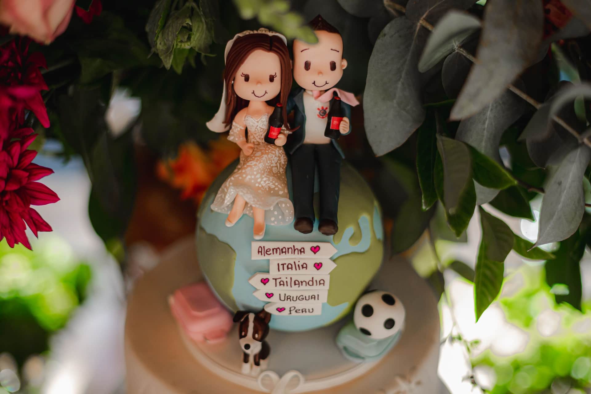 Topo de bolo personalizado do casal com seu pet e lugares por onde viajaram